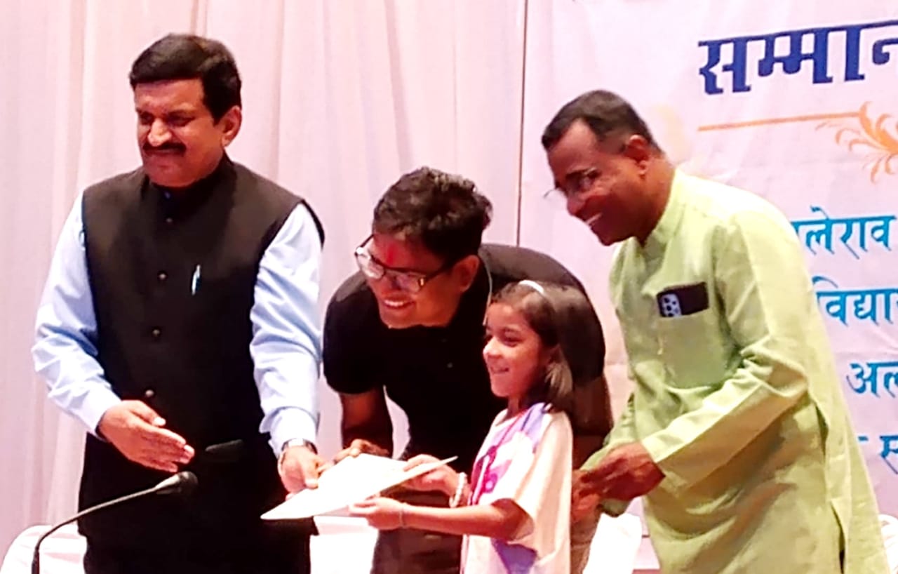 बिलासपुर में शास्त्रीय नृत्य पर आधारित राज्य स्तरीय 'मंगलम महोत्सव' में जूनियर केटेगरी में विजेता बनने वाली मासूम ऐश्वर्या जोशी को भी इस अवसर पर वित्त मंत्री ओपी चौधरी और विशेष अतिथि डॉक्टर दिनेश मिश्रा ने सम्मानित किया।