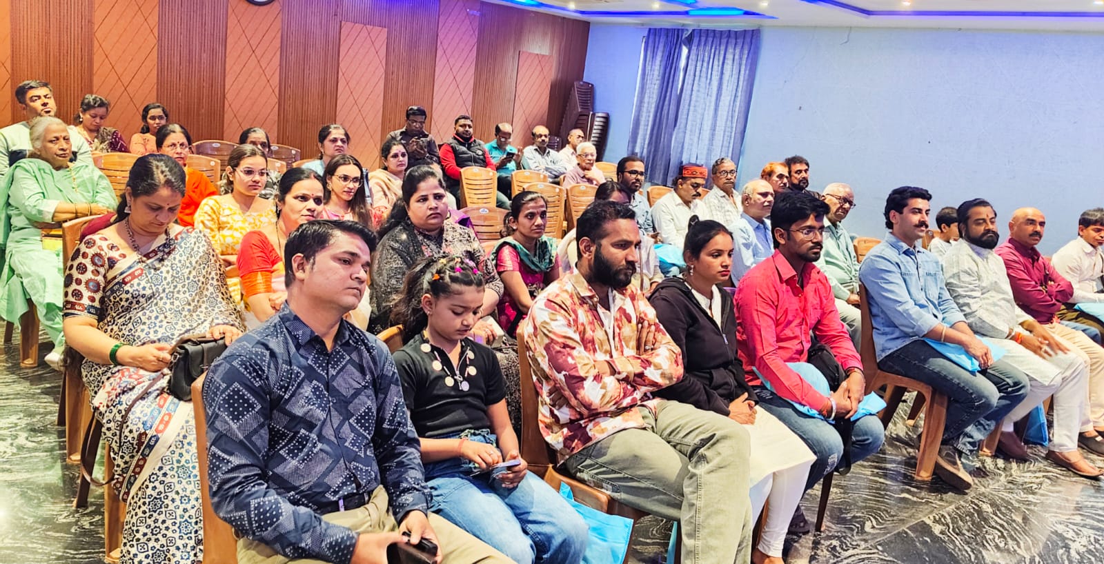 सम्मान समारोह में अग्रिम पंक्ति पर बैठे पुणे निवासी 'जाणता राजा' के कलाकार। साथ में हैं इसी नाटक में काम करने वाले महाराष्ट्र मंडल के कलाकार, पदाधिकारी एवं सभासद।