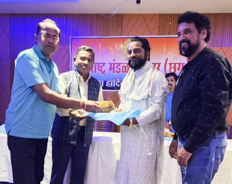 महानाट्य 'जाणता राजा' में छत्रपति शिवाजी महाराज की केंद्रीय भूमिका निभाने वाले अभिजीत पाटणे का सत्कार करते हुए महाराष्ट्र मंडल के अध्यक्ष अजय मधुकर काले, वरिष्ठ रंगसाधक शशि वरवंडकर और वैभव बर्वे।